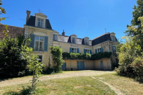 Beautiful 6 bedroom house with pool & large garden